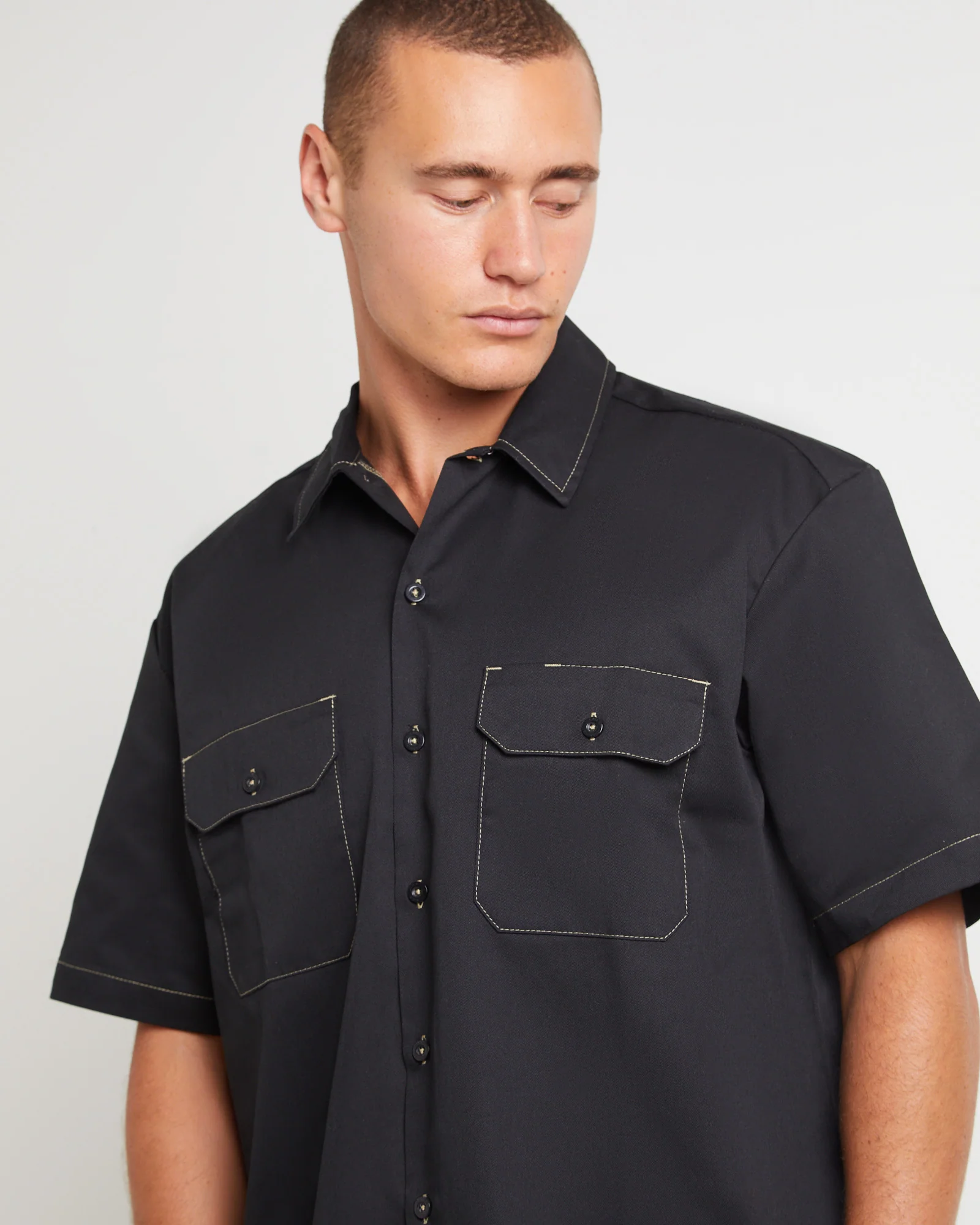 1574 Contrast Short Sleeve Shirt in Black - Image 5