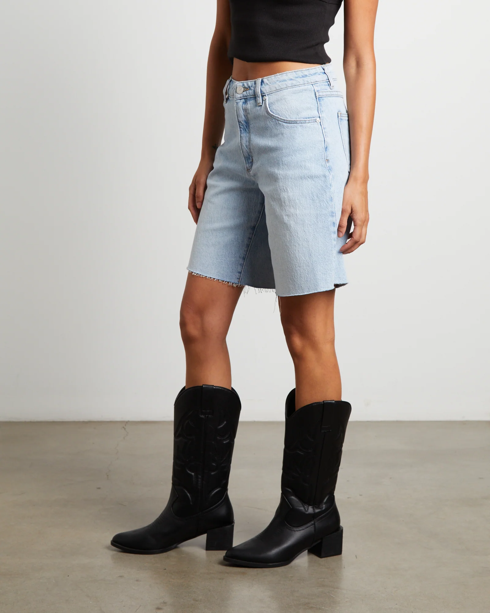 95 Baggy Denim Shorts in Saskia - Image 4