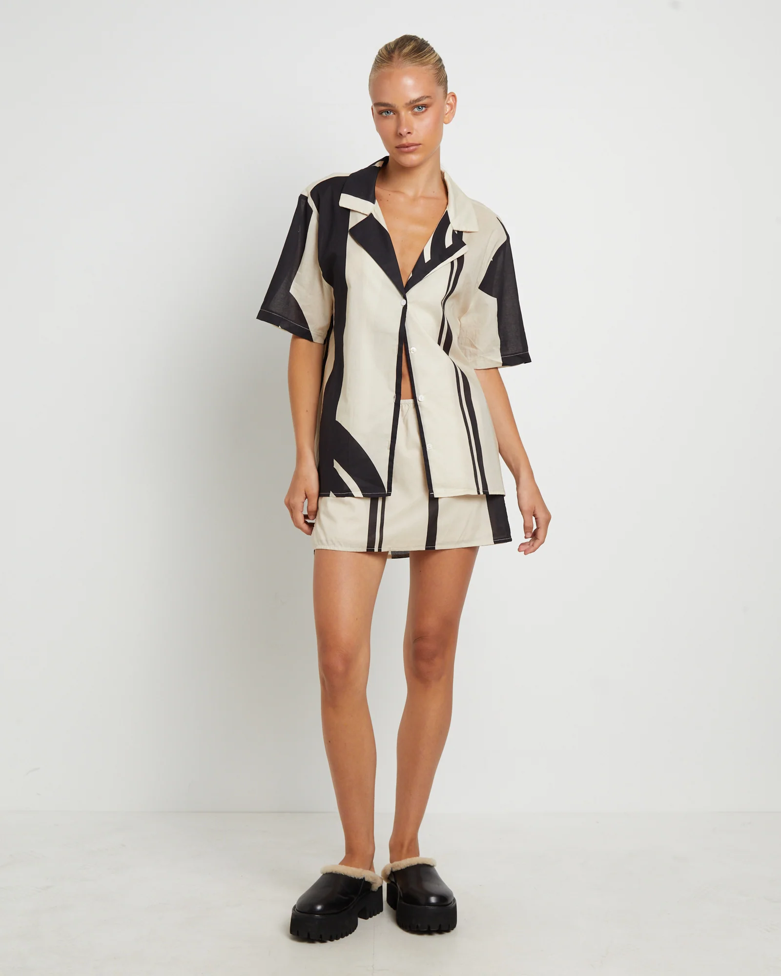 Alba Short Sleeve Shirt in Black Print - Image 3