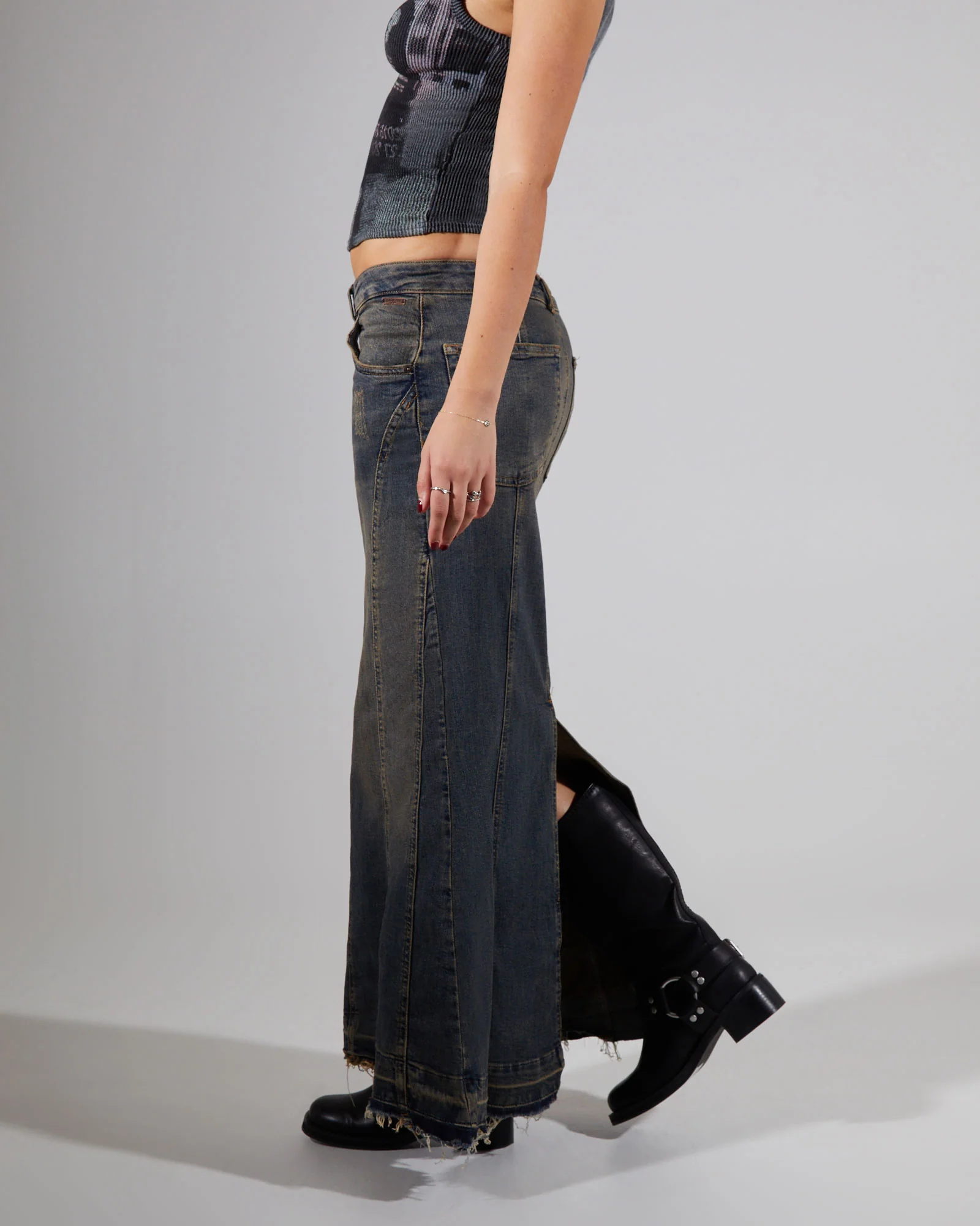 BDG Seamed Tint Denim Midi Denim Skirt - Image 4