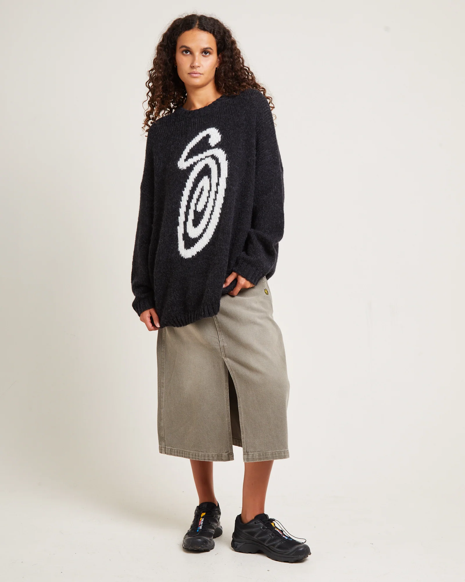 Curly S Oversized Knit Black - Image 3