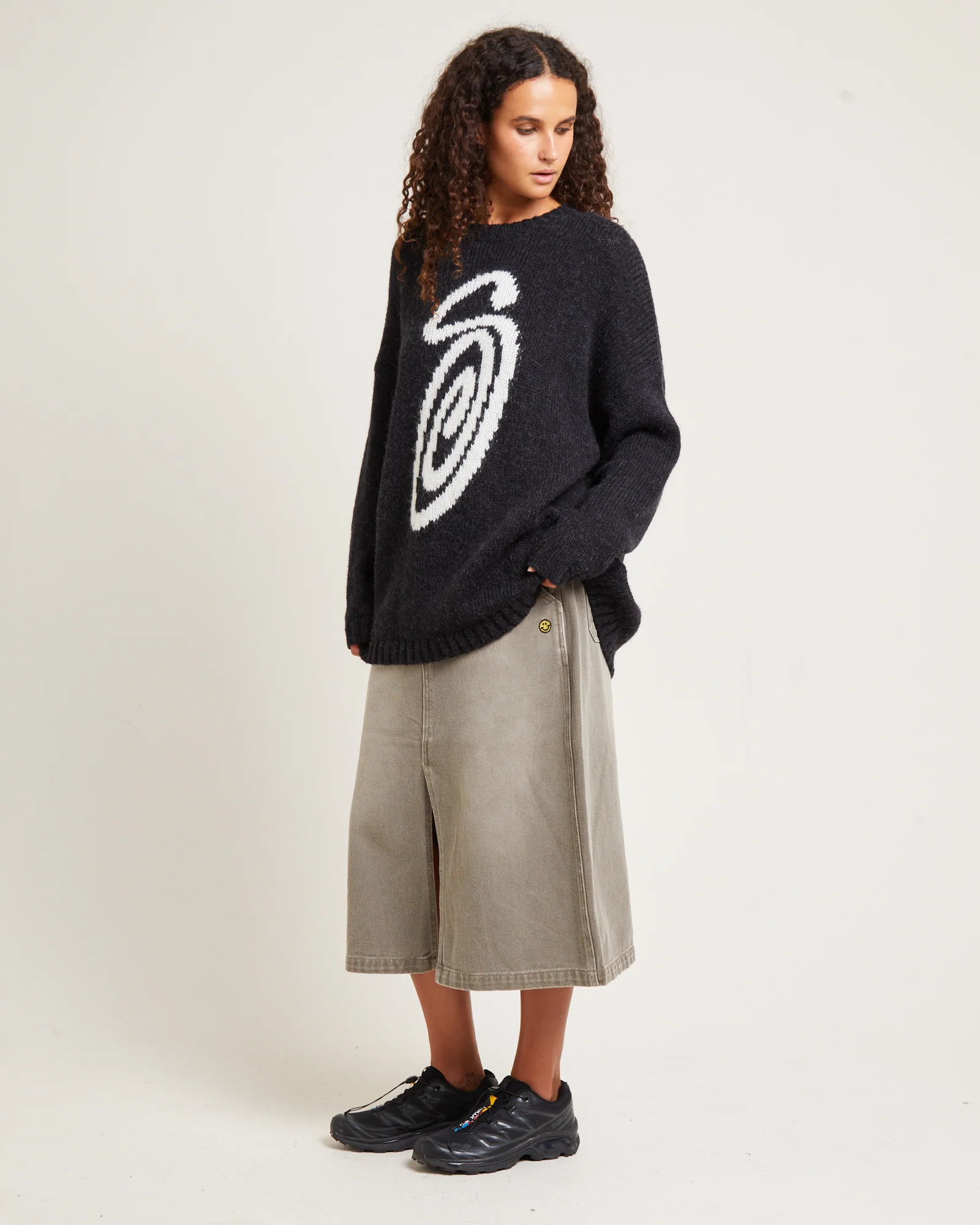 Curly S Oversized Knit Black - Image 4