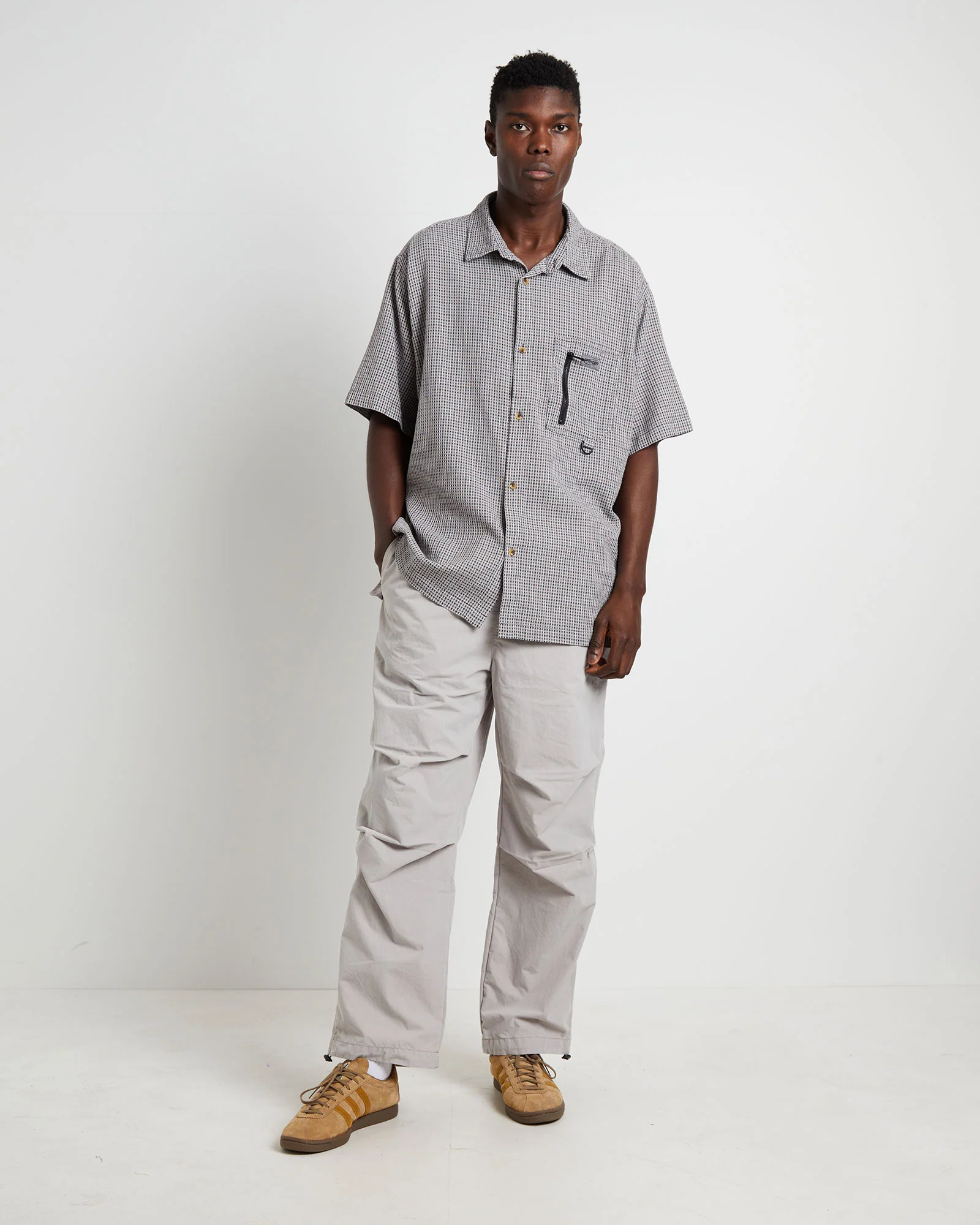 Hicker Short Sleeve Shirt in Charcoal - Image 3