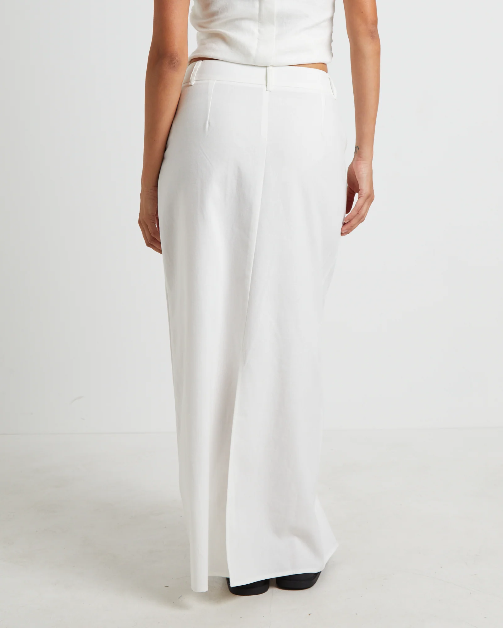Jinta Tailored Linen Maxi Skirt in White - Image 2