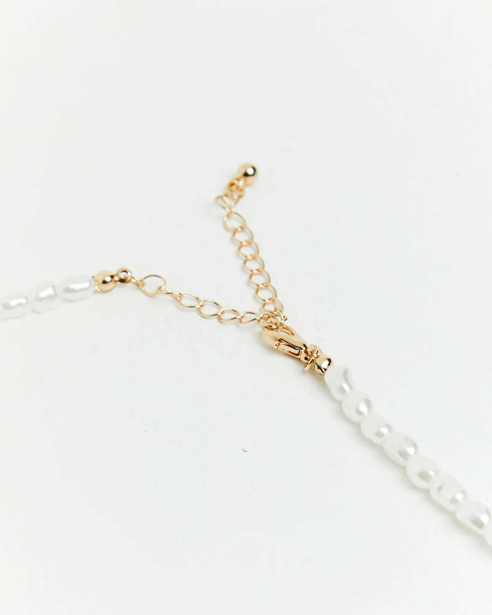 Pearl Choker Necklace in White - Image 3