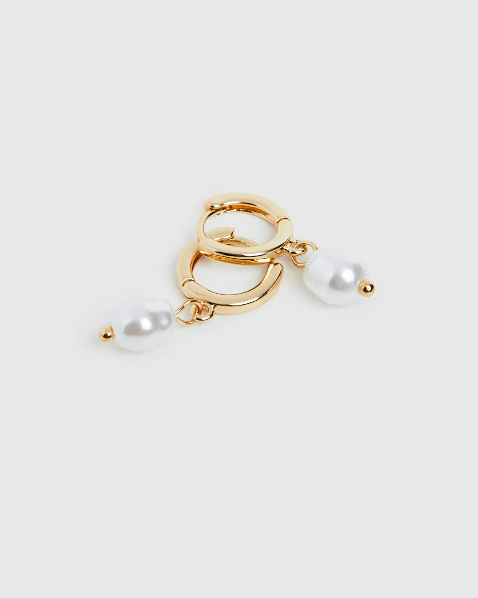 Pearl Hoop Earrgs 2 Pack - Image 3