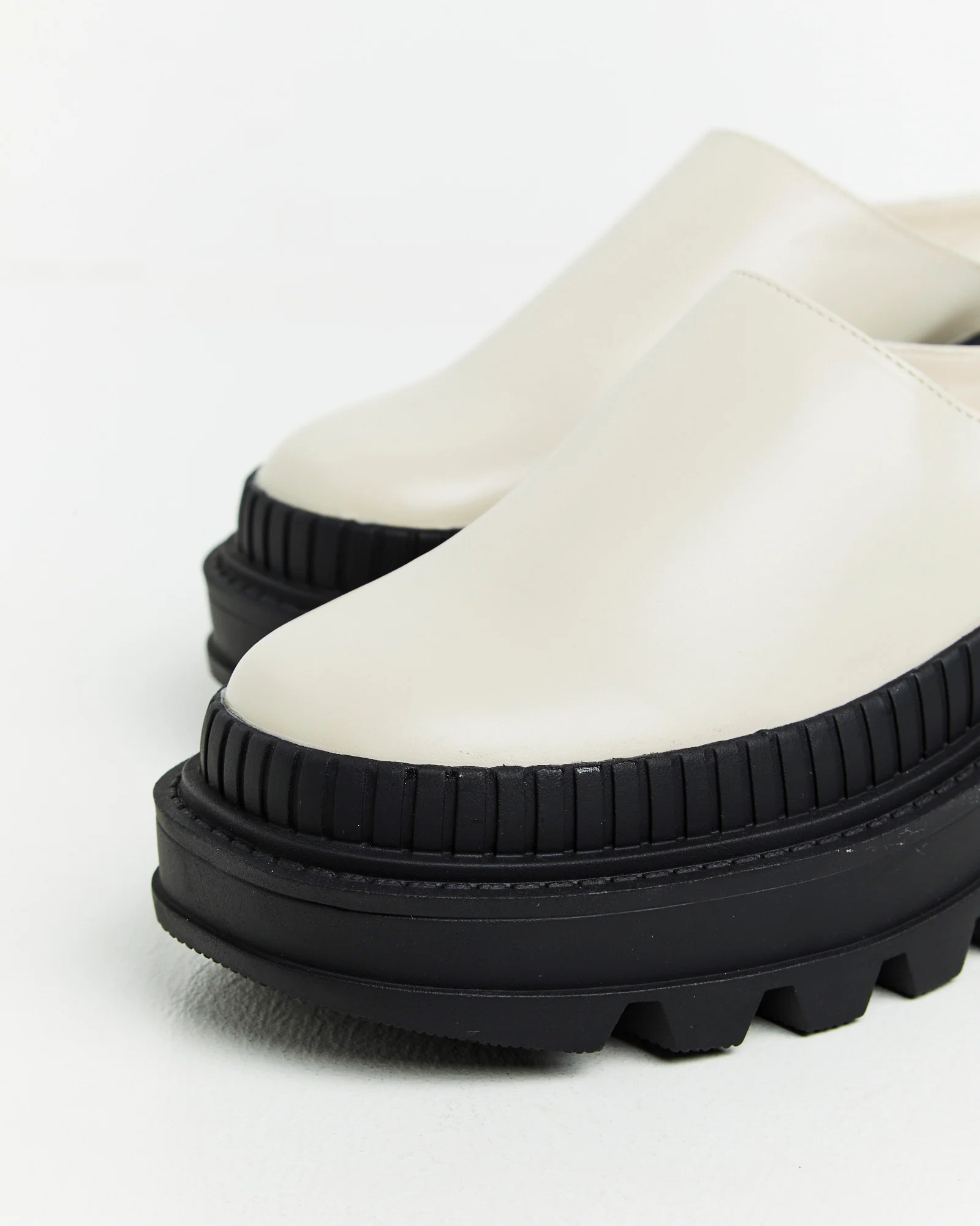 Platform Clogs Vanilla/Black - Image 4