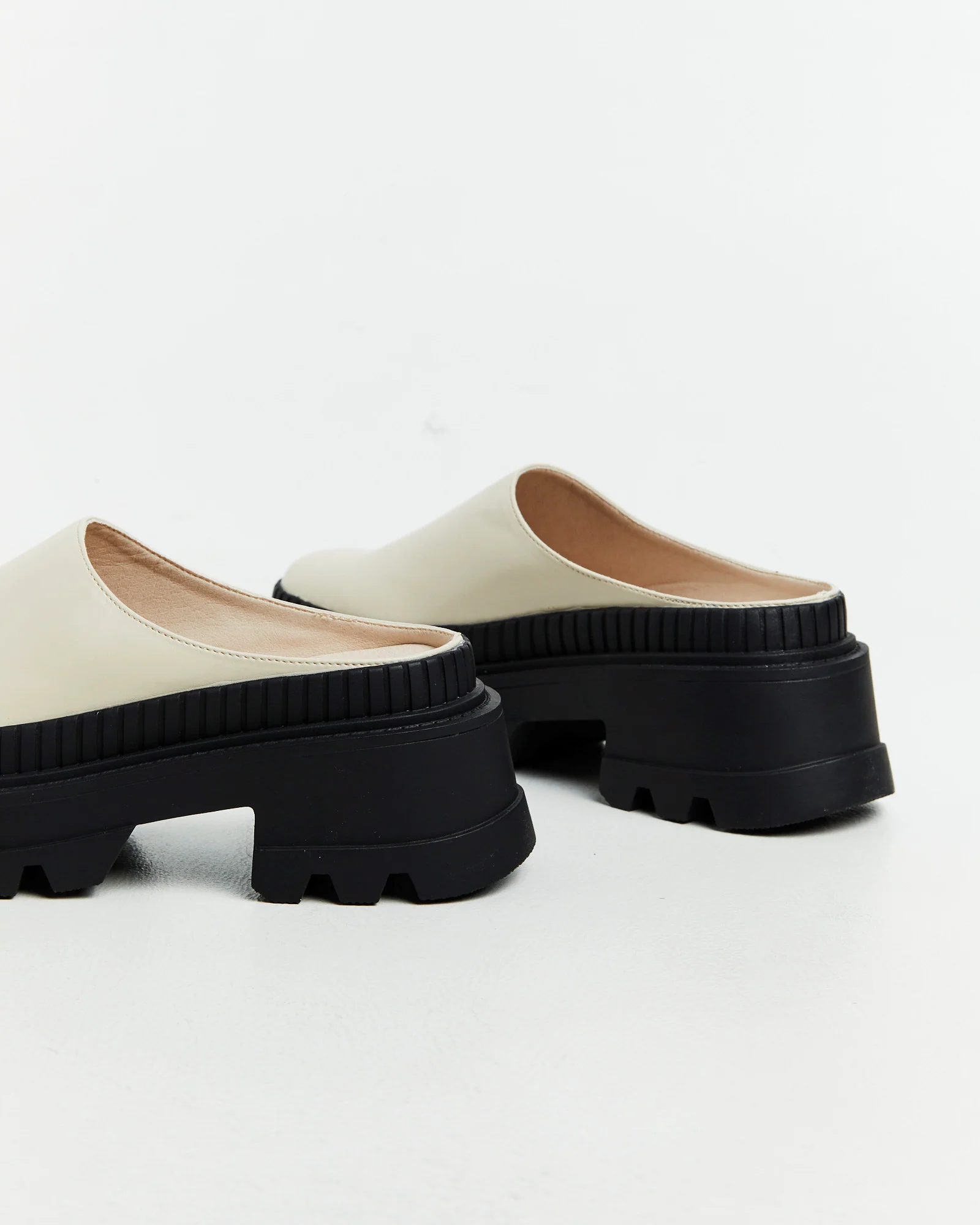 Platform Clogs Vanilla/Black - Image 5