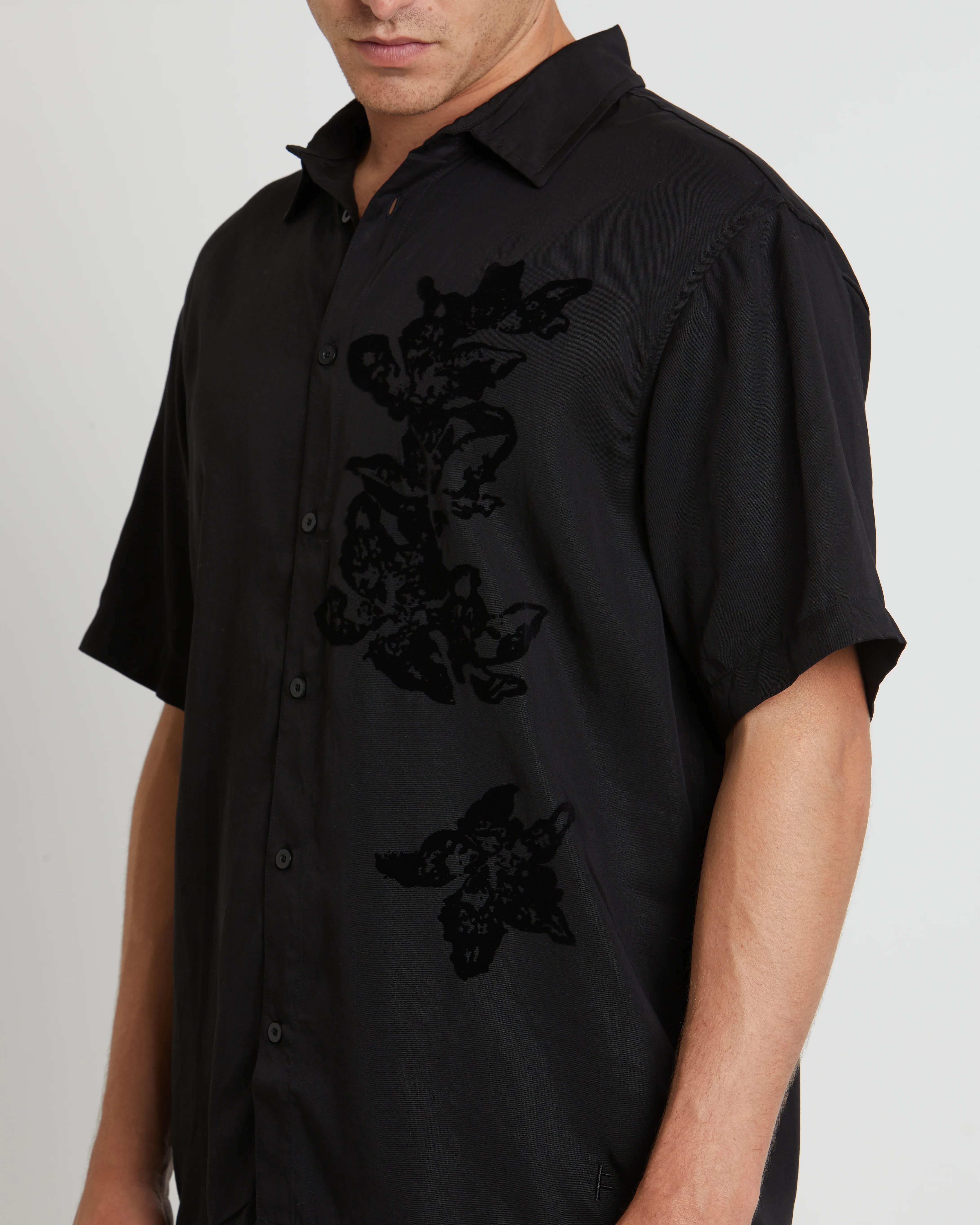 Vivian Lily Short Sleeve Shirt in Black - Image 5